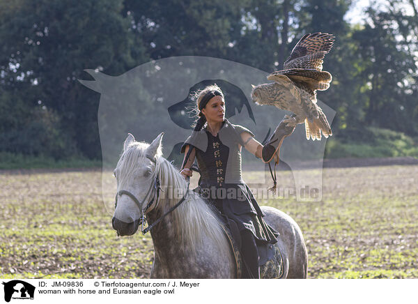 Frau mit Pferd und Uhu / woman with horse and Eurasian eagle owl / JM-09836