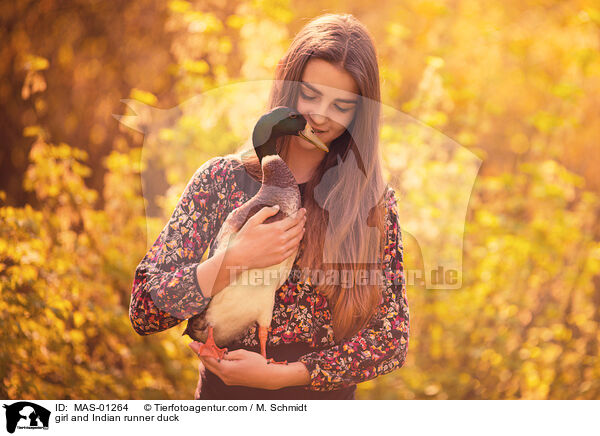 Mdchen und Indische Laufente / girl and Indian runner duck / MAS-01264