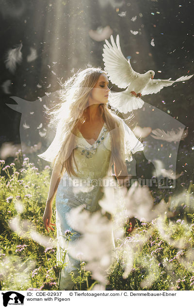 Frau mit Taube / woman with Pigeon / CDE-02937