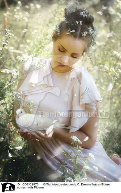 Frau mit Taube / woman with Pigeon / CDE-02973