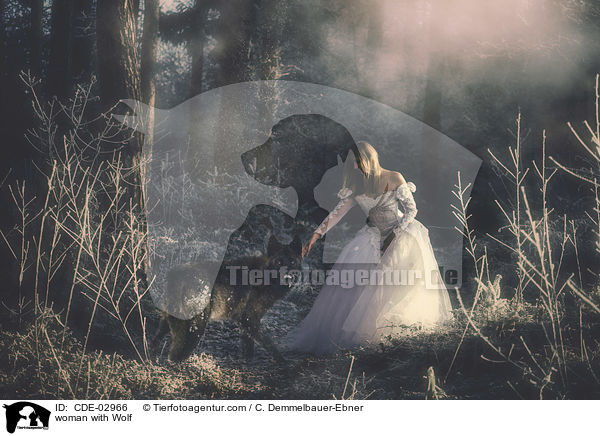 Frau mit Wolf / woman with Wolf / CDE-02966