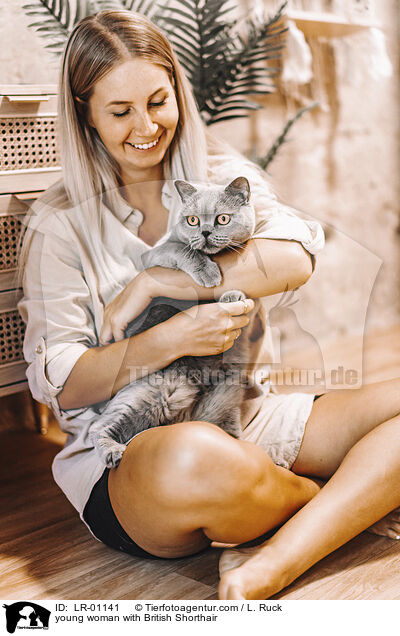 junge Frau mit Britisch Kurzhaar / young woman with British Shorthair / LR-01141