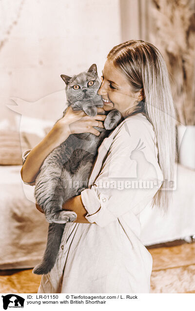 junge Frau mit Britisch Kurzhaar / young woman with British Shorthair / LR-01150