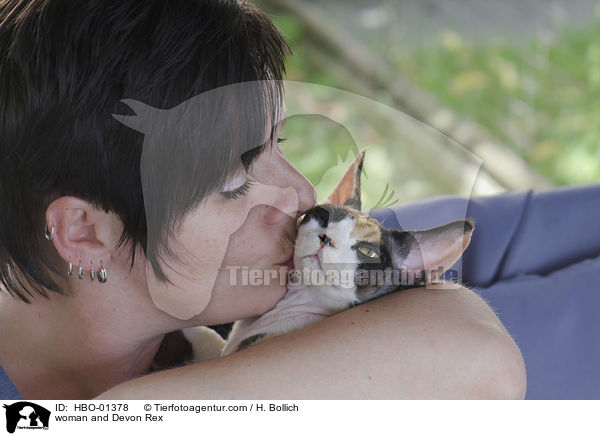 Frau und Devon Rex / woman and Devon Rex / HBO-01378