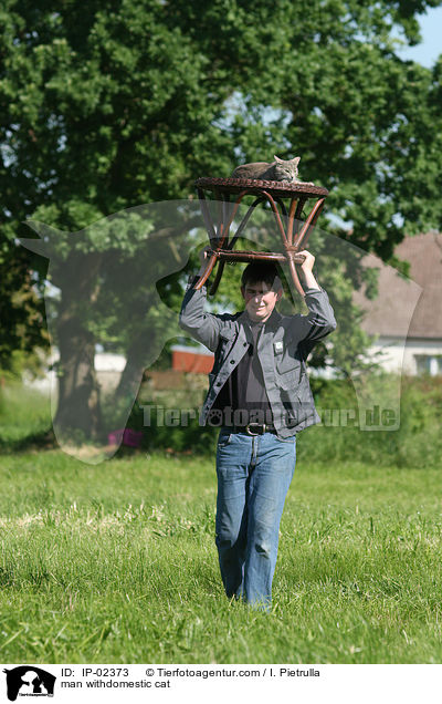 Mann mit Hauskatze / man withdomestic cat / IP-02373