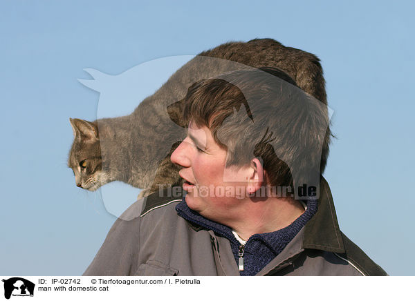 man with domestic cat / IP-02742