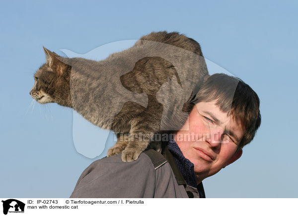 man with domestic cat / IP-02743