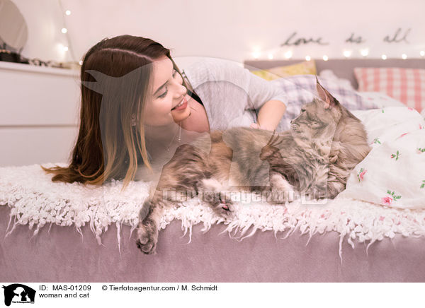 woman and cat / MAS-01209