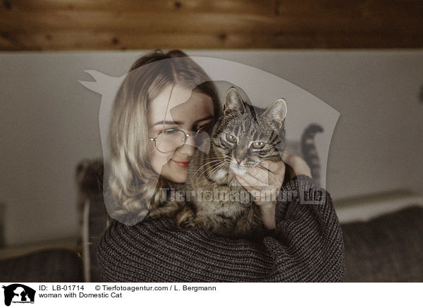 Frau mit Hauskatze / woman with Domestic Cat / LB-01714