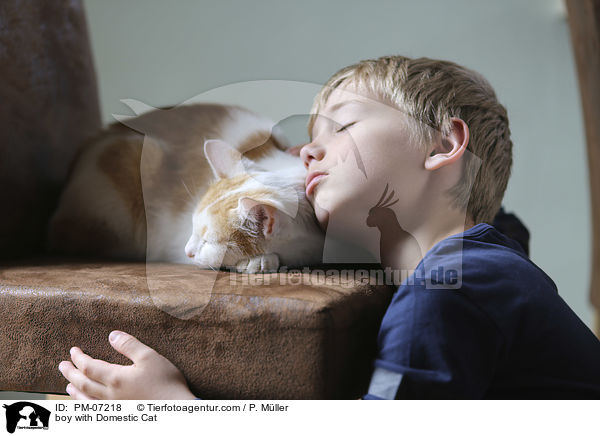 boy with Domestic Cat / PM-07218