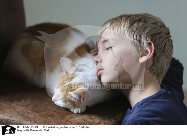 boy with Domestic Cat / PM-07219
