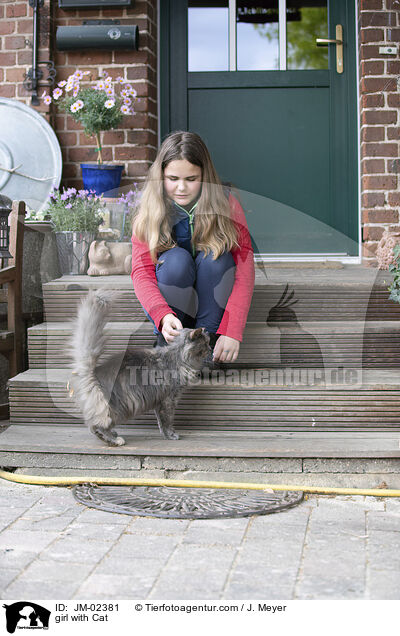 girl with Cat / JM-02381