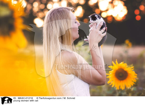 junge Frau mit Katze / young woman with cat / MASC-01218