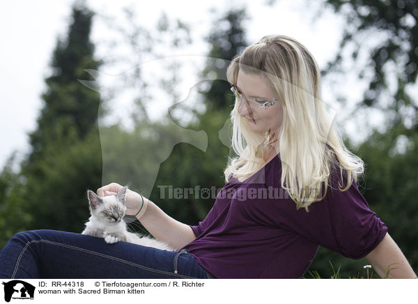 woman with Sacred Birman kitten / RR-44318