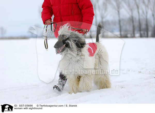 Frau mit Afghanischem Windhund / woman with sighthound / SST-05666