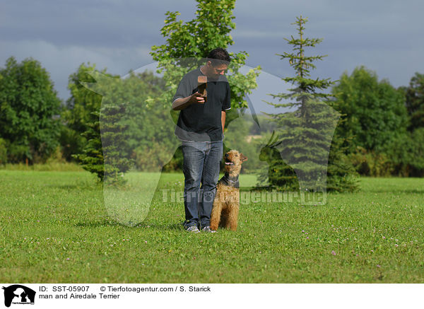Mann und Airedale Terrier / man and Airedale Terrier / SST-05907