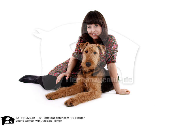 junge Frau mit Airedale Terrier / young woman with Airedale Terrier / RR-32339