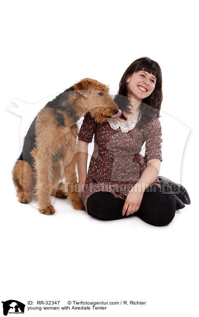 junge Frau mit Airedale Terrier / young woman with Airedale Terrier / RR-32347
