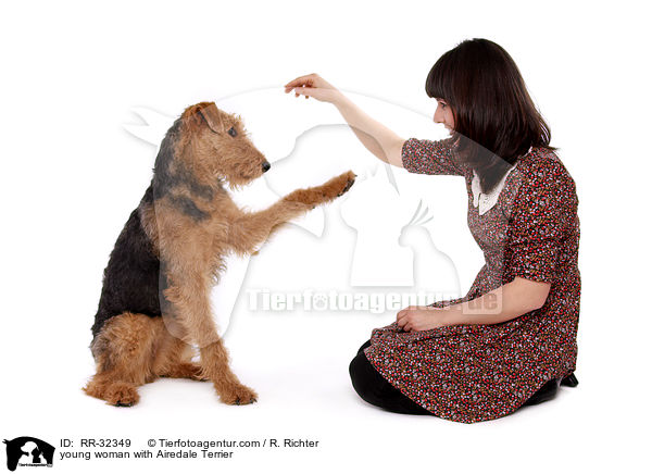 junge Frau mit Airedale Terrier / young woman with Airedale Terrier / RR-32349