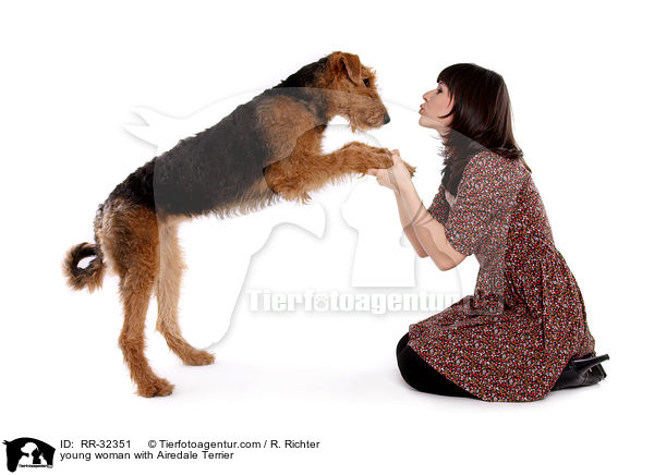 junge Frau mit Airedale Terrier / young woman with Airedale Terrier / RR-32351