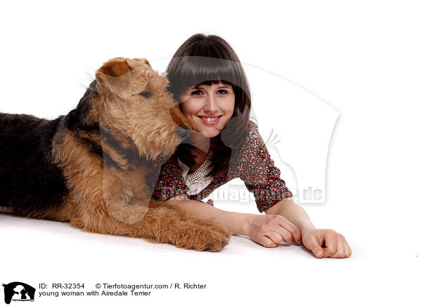 junge Frau mit Airedale Terrier / young woman with Airedale Terrier / RR-32354