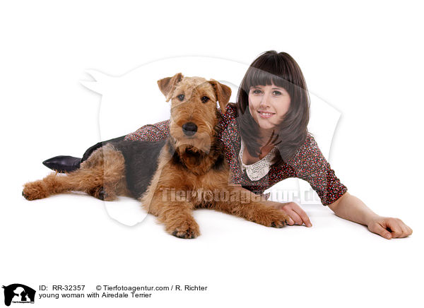 junge Frau mit Airedale Terrier / young woman with Airedale Terrier / RR-32357
