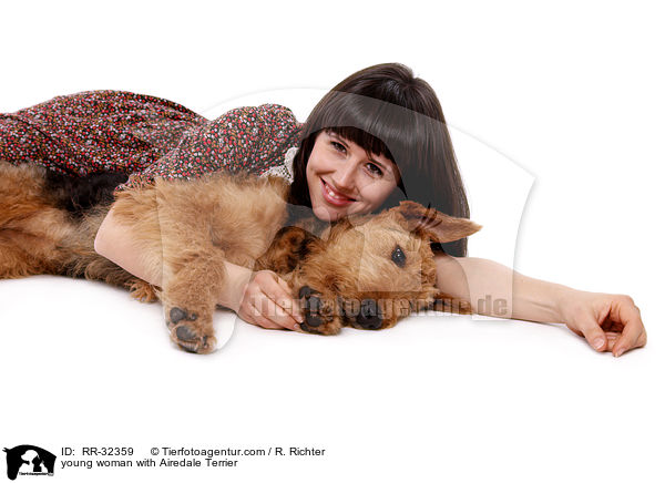 junge Frau mit Airedale Terrier / young woman with Airedale Terrier / RR-32359