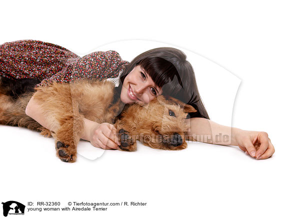 junge Frau mit Airedale Terrier / young woman with Airedale Terrier / RR-32360