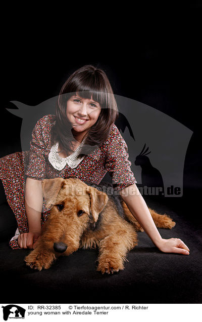 junge Frau mit Airedale Terrier / young woman with Airedale Terrier / RR-32385