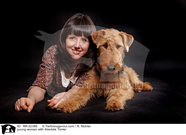 junge Frau mit Airedale Terrier / young woman with Airedale Terrier / RR-32386
