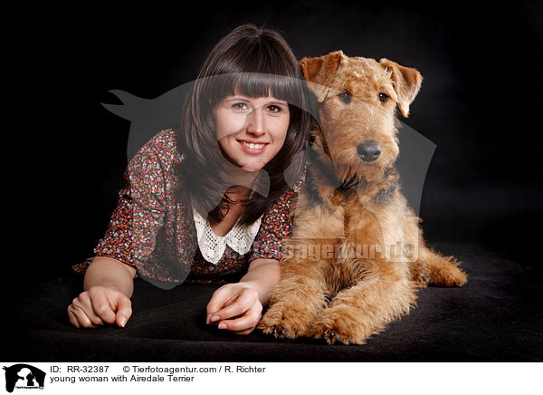 junge Frau mit Airedale Terrier / young woman with Airedale Terrier / RR-32387