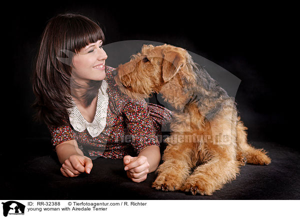 junge Frau mit Airedale Terrier / young woman with Airedale Terrier / RR-32388