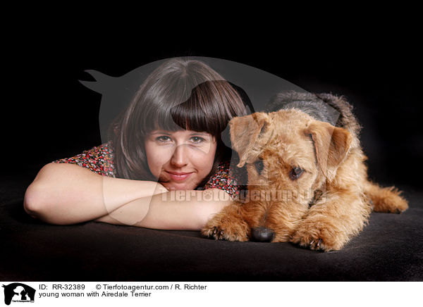 junge Frau mit Airedale Terrier / young woman with Airedale Terrier / RR-32389
