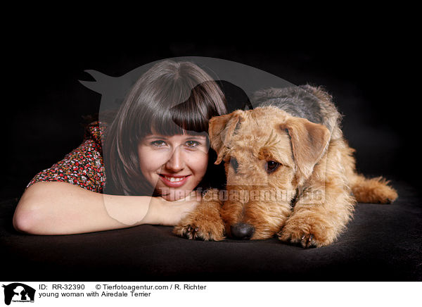 junge Frau mit Airedale Terrier / young woman with Airedale Terrier / RR-32390