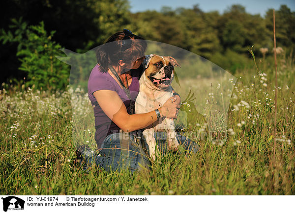 Frau und American Bulldog / woman and American Bulldog / YJ-01974