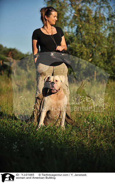 Frau und American Bulldog / woman and American Bulldog / YJ-01985