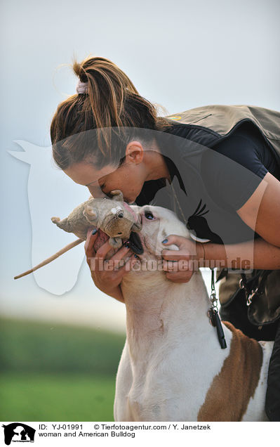 Frau und American Bulldog / woman and American Bulldog / YJ-01991