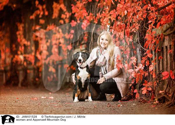 Frau und Appenzeller Sennenhund / woman and Appenzell Mountain Dog / JAM-01528