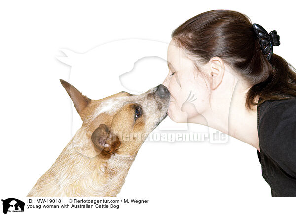 junge Frau mit Australian Cattle Dog / young woman with Australian Cattle Dog / MW-19018