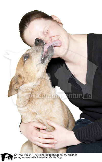 junge Frau mit Australian Cattle Dog / young woman with Australian Cattle Dog / MW-19021