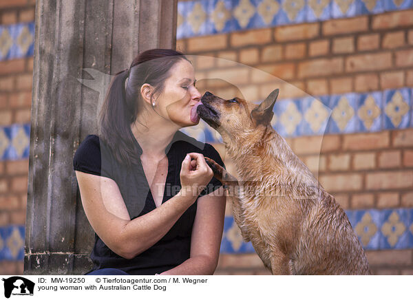 junge Frau mit Australian Cattle Dog / young woman with Australian Cattle Dog / MW-19250