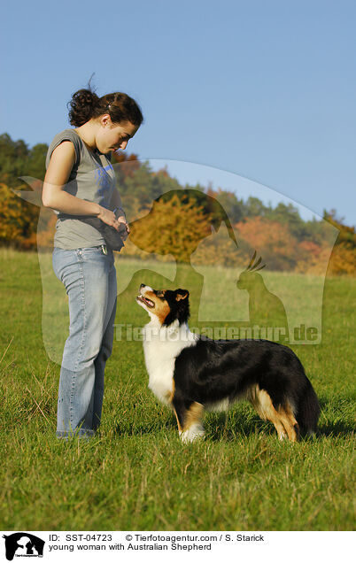 junge Frau mit Australian Shepherd / young woman with Australian Shepherd / SST-04723