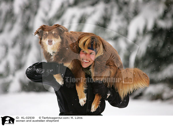 woman and australian shepherd / KL-02939