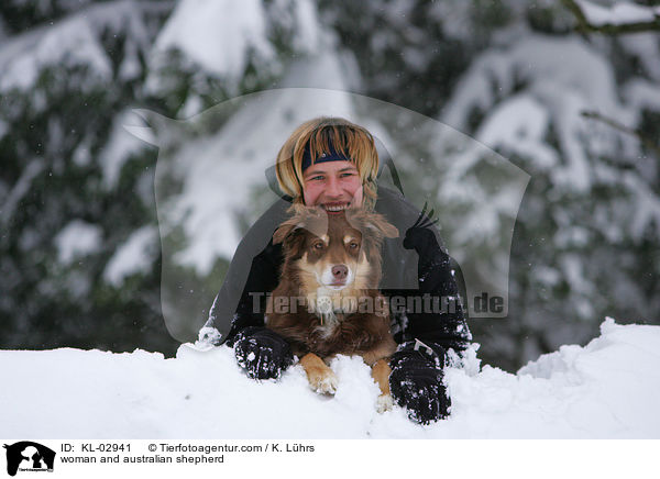 woman and australian shepherd / KL-02941
