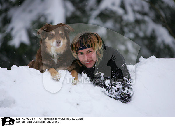 woman and australian shepherd / KL-02943