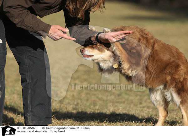 Frau und Australian Shepherd / woman and Australian Shepherd / KL-05873