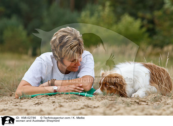 Frau und Australian Shepherd / woman and Australian Shepherd / KMI-02786