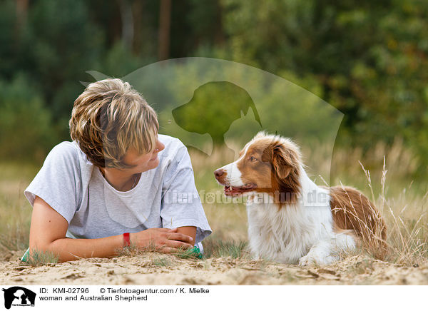 Frau und Australian Shepherd / woman and Australian Shepherd / KMI-02796