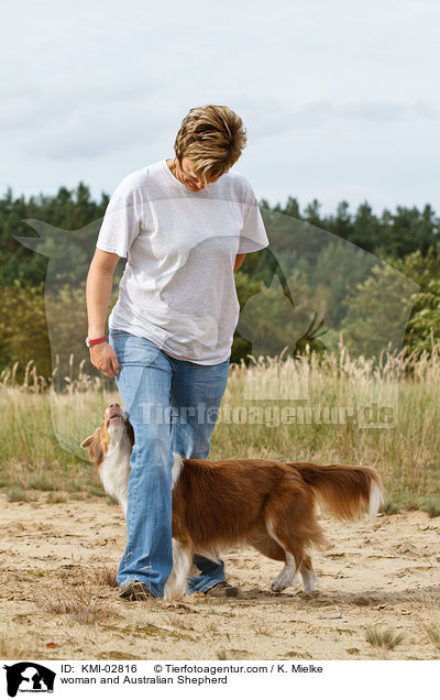 Frau und Australian Shepherd / woman and Australian Shepherd / KMI-02816