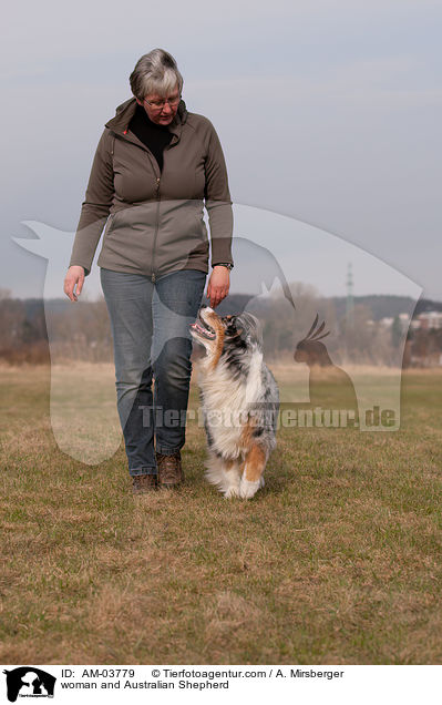 Frau und Australian Shepherd / woman and Australian Shepherd / AM-03779